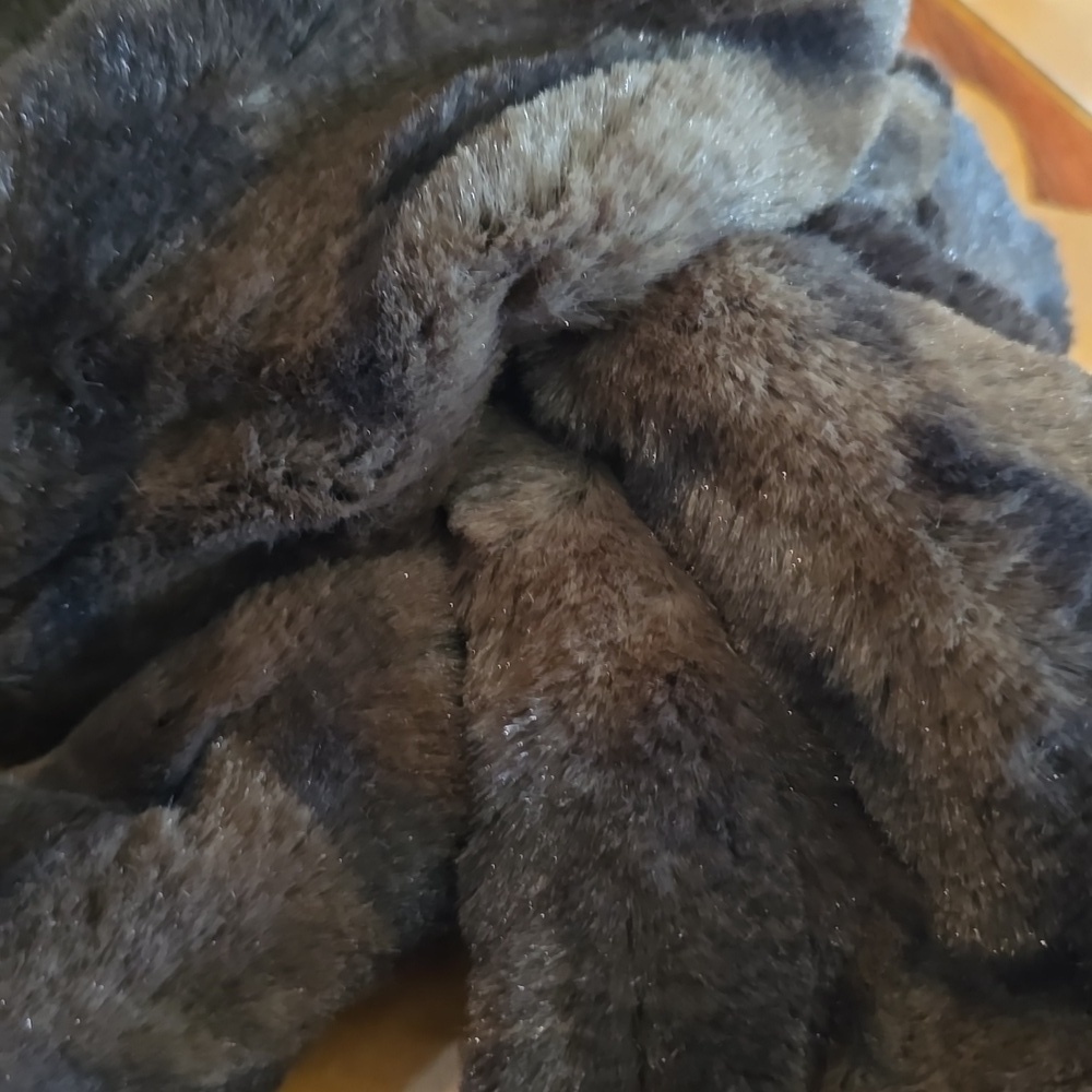 Luxurious Brown Vintage Faux Fur Keyhole Scarf​​ - Picture 2 of 6